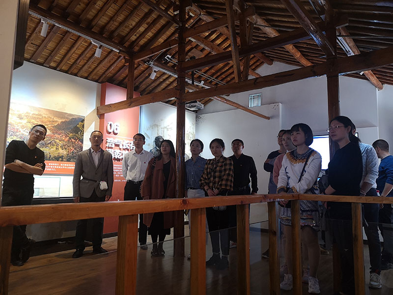 區(qū)城建投黨支部開展革命傳統(tǒng)教育“緬懷先烈、重溫誓詞”主題黨日活動(dòng)