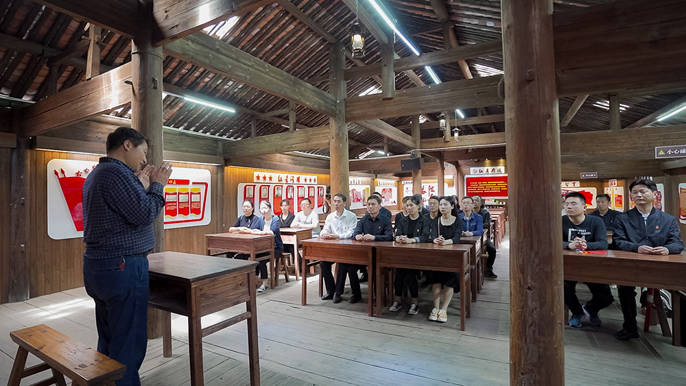 屯溪區(qū)國(guó)投集團(tuán)開(kāi)展學(xué)黨史、祭英烈主題黨日活動(dòng)