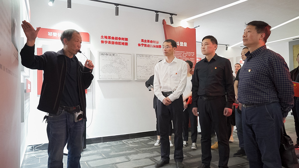 屯溪區(qū)國(guó)投集團(tuán)開(kāi)展學(xué)黨史、祭英烈主題黨日活動(dòng)