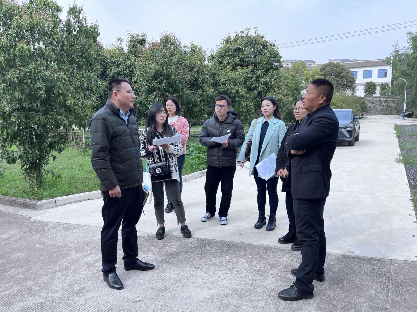 深入鳳霞走訪調(diào)研，助推基金小村項(xiàng)目