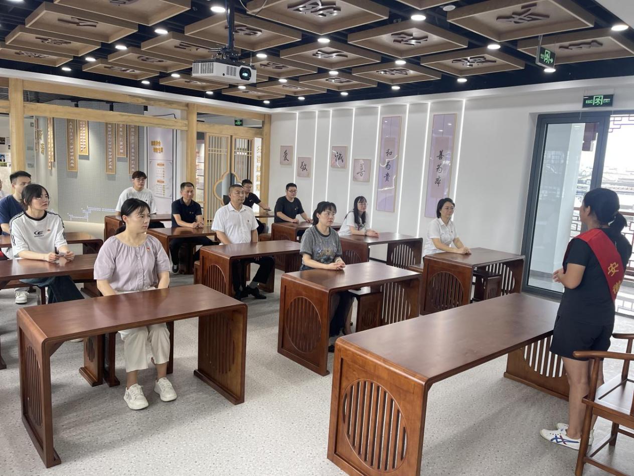見賢思齊學楷模，崇德向善做好人——區(qū)國投集團黨委開展8月份主題黨日活動